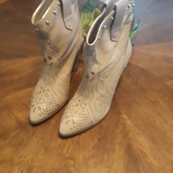 Size 8 Women's Spur Cow Booties - Picture 5 of 5